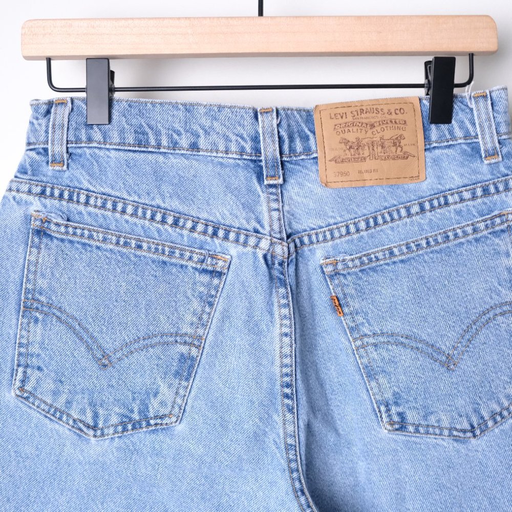 Vintage Levis High Waisted 950 Relaxed Fit Stonewash Denim Shorts Size 9 - Picture 4 of 7